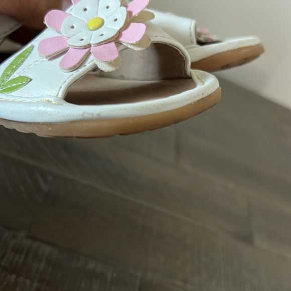 Squeak Me Sandals - Picture 12 of 15